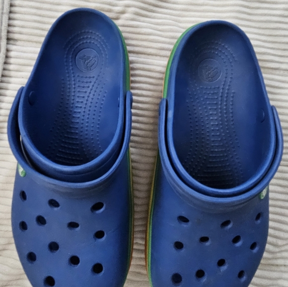 Crocs womens Blue w rainbow stripe bottom.  Size 9 W 7M - Picture 4 of 8